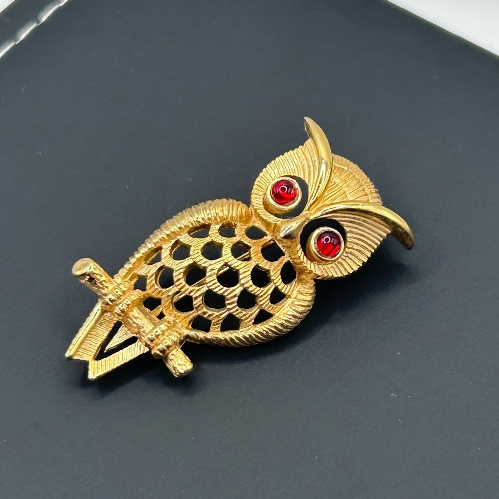 Avon Flawless Owl Brooch Brushed Gold Tone with Red Stone Eyes